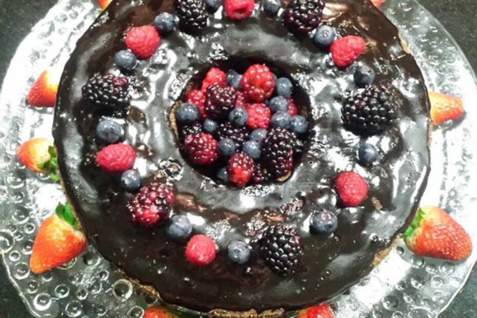 Bolo de alfarroba com frutas vermelhas sem glúten