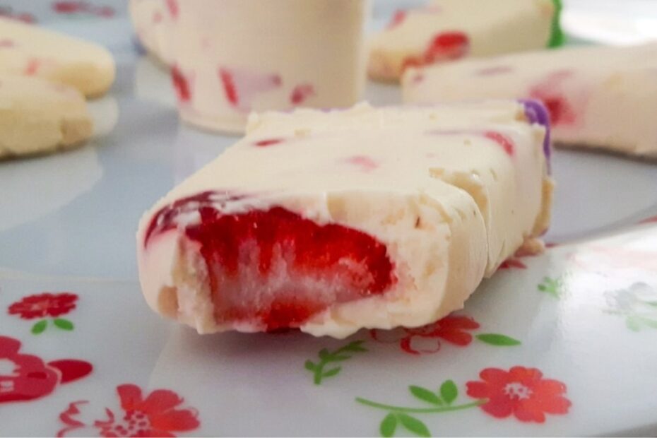 Picolé rápido e fácil de Chantilly com morangos