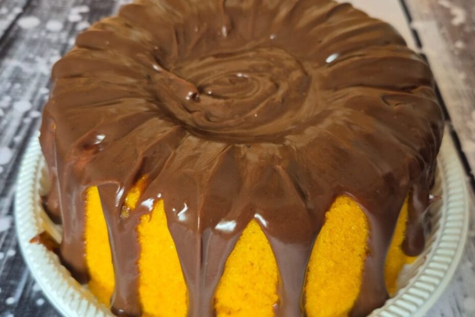 Bolo Caseirinho de Cenoura com Cobertura de Brigadeiro